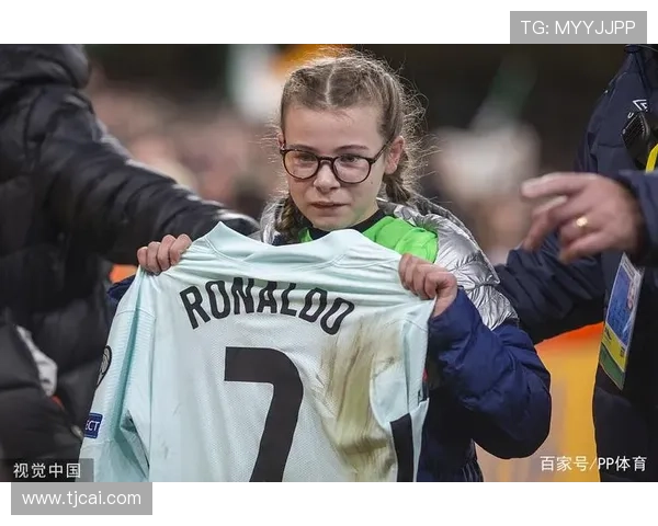 足球巨星与小球迷亲密互动 温暖瞬间让梦想照进现实 足球巨星与小球迷亲密互动 温暖瞬间让梦想照进现实